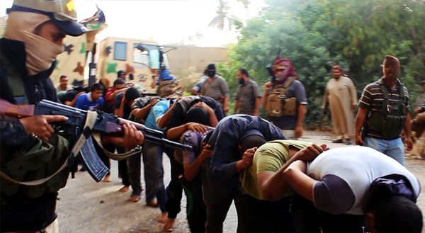 ISIL "chwali się" masowymi egzekucjami. Opublikowano wstrząsające zdjęcia