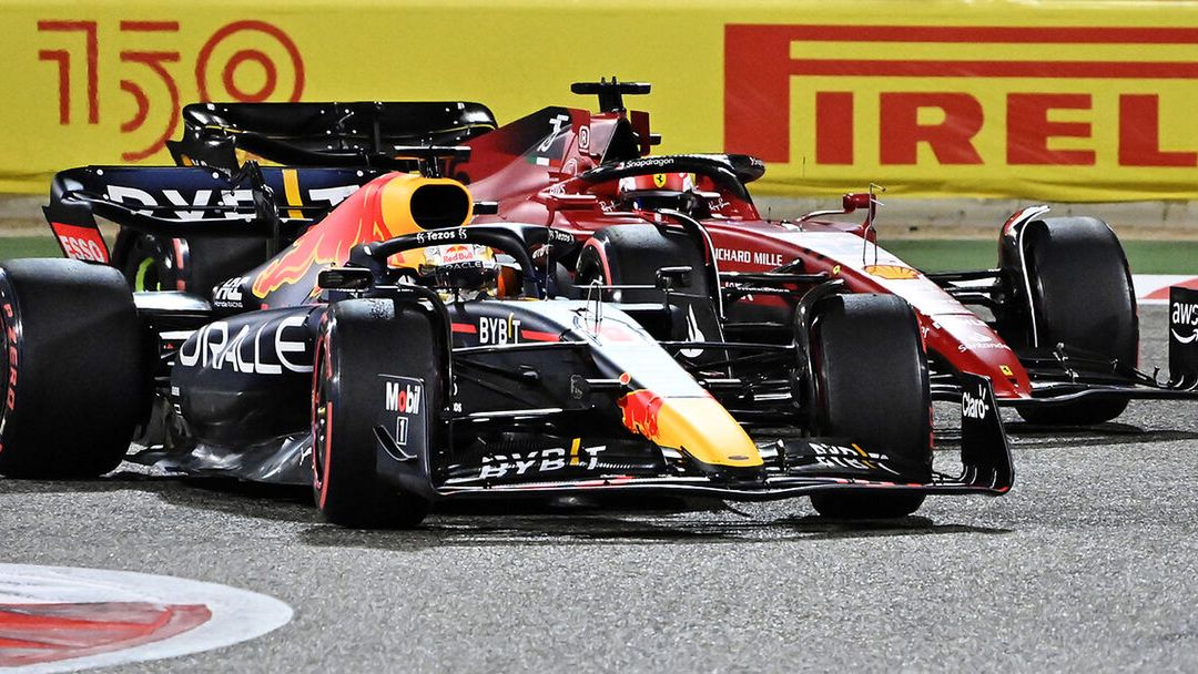 Max Verstappen przed Charlesem Leclercem