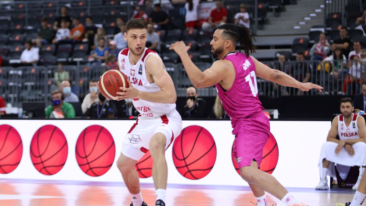 WP SportoweFakty / Tomasz Kudala / Na zdjęciu: Michał Michalak (z piłką)