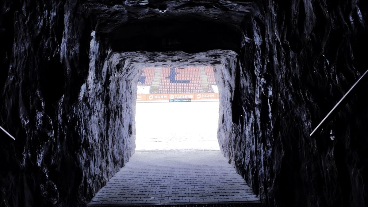 tunel prowadzący na boisko Zagłębia Lubin