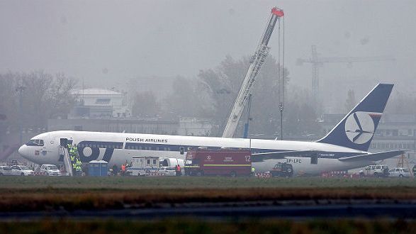Boeing 767 po awaryjnym lądowaniu na Okęciu