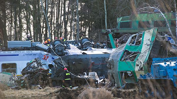 Przeszukiwanie wraków na miejscu katastrofy kolejowej w Szczekocinach