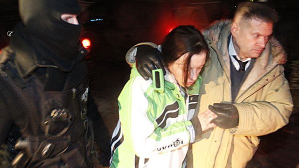 Detektyw Krzysztof Rutkowski przekazuje Policji Katarzynę Waśniewską matkę półrocznej Magdy