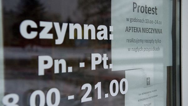 Informacja o proteście aptekarzy, wywieszona na drzwiach apteki