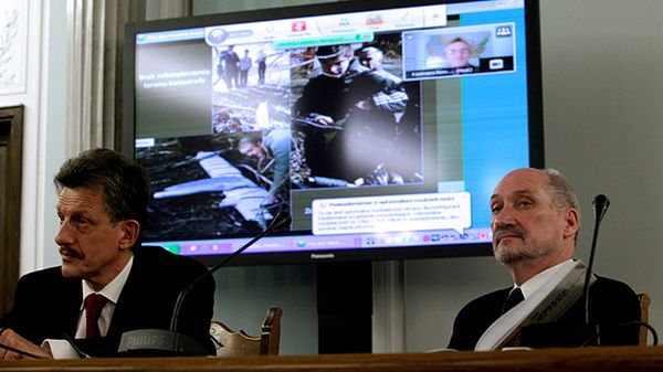 Poseł PiS Stanisław Piotrowicz i szef zespołu Antoni Macierewicz podczas posiedzenia parlamentarnego zespołu ds. zbadania przyczyn katastrofy smoleńskiej