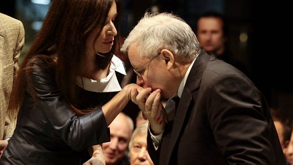 Jarosław Kaczyński całuje w rękę bratanicę, Martę Kaczyńską, córkę tragicznie zmarłej pary prezydenckiej