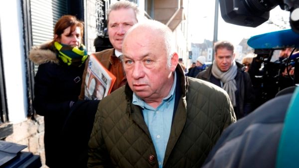 Właściciel domu publicznego Dominique Alderweireld, znany jako "Dodo La Saumure", przed budynkiem sądu w Lille, Francja