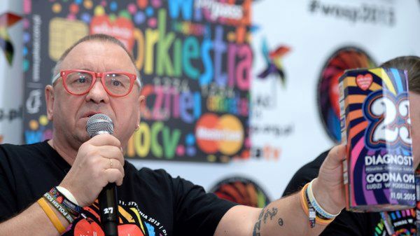 Jerzy Owsiak podczas konferencji prasowej dotyczącej 23. Finału WOŚP w Warszawie