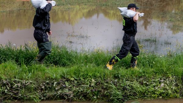Strażacy umacniają brzegi potoku Młynówka w miejscowości Kamienna Góra