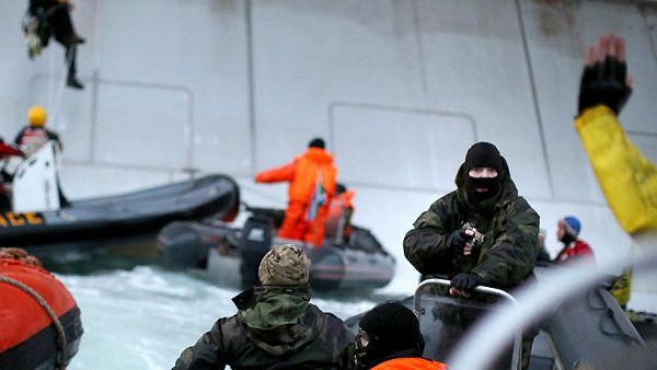 Dwóch aktywistów Greenpeace wspięło się na platformę wiertniczą Prirazłomnaja koncernu Gazprom