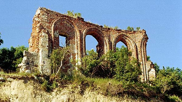 Ruiny kościoła w Trzęsaczu - jeden z elementów herbu Rewala