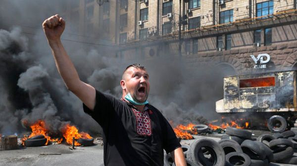 Aktywista Majdanu podczas protestu przeciw likwidacji miasteczka namiotowego