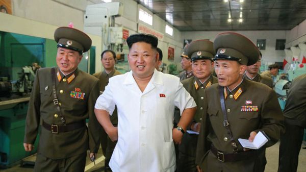 Przywódca Korei Północnej Kim Dzong Un w towarzystwie wojskowych