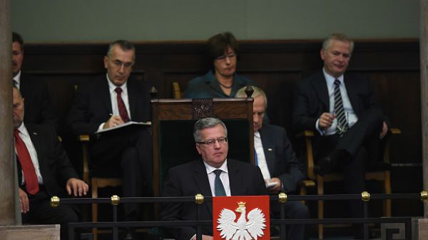 Prezydent Bronisław Komorowski podczas expose wygłaszanego przez Ewę Kopacz
