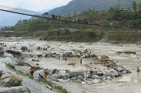 W Nepalu rzeka zatopiła całą wioskę, porwała ludzi i domy