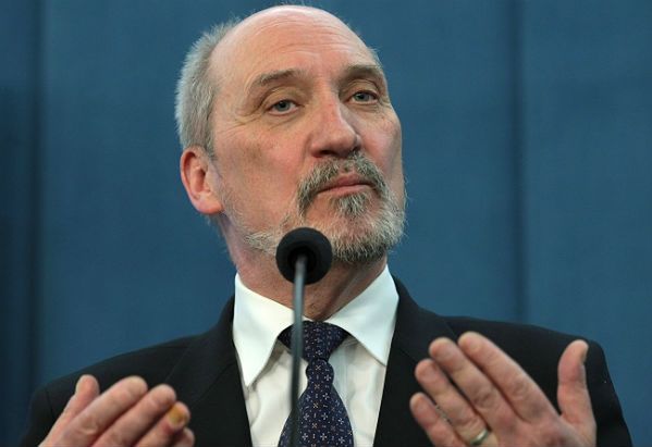 Antoni Macierewicz: wytaczam proces Lisowi za okładkę