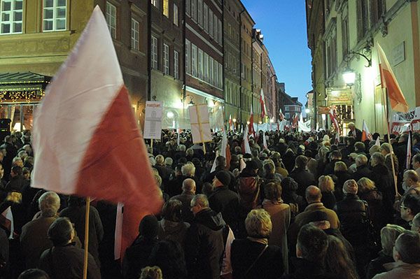 Wiec przed Pałacem Prezydenckim. "Tu jest Polska!"