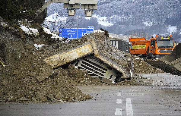 Na autostradzie w Austrii runął mur na ciężarówkę, kierowca zginął
