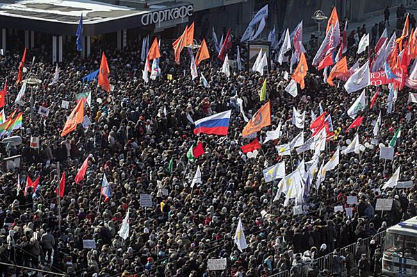 Napięcie w Moskwie - tysiące ludzi na ulicach
