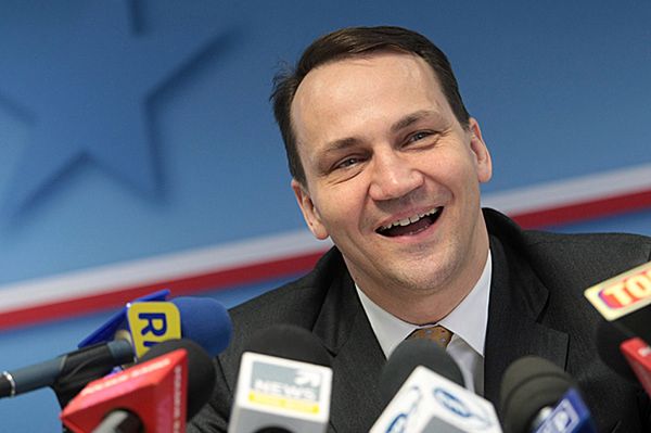 Radosław Sikorski dziękuje dyrekcji hotelu za włączenie kanału z polską TV