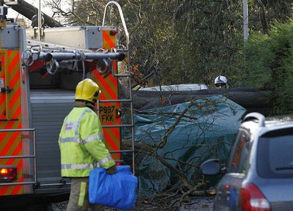 Chaos na Wyspach - 2 osoby nie żyją, tysiące ludzi bez prądu