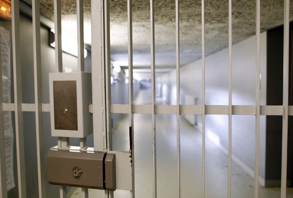Prokuratura wyjaśnia sprawę śmierci więźnia porażonego prądem