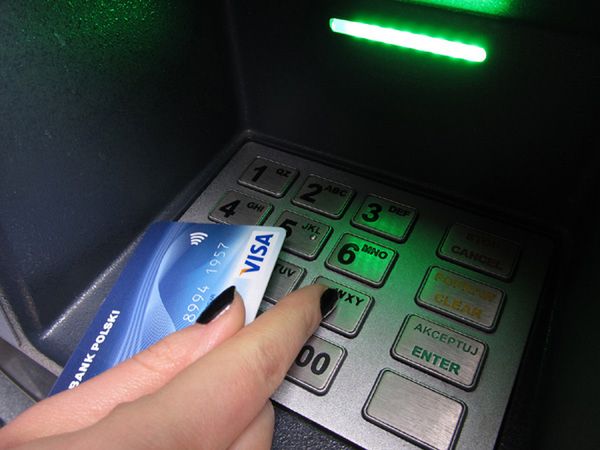 Obywatel Rumunii zamontował na bankomacie nakładkę nieznaną policji. Na szczęście wpadł