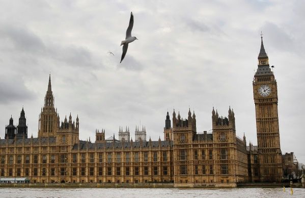 Big Ben przechyla się w lewo, a parlament... tonie