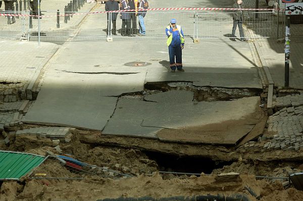 Osunięcie jezdni przy budowie II linii metra w Warszawie. Budynek biurowy już bezpieczny