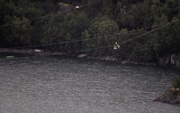 Elektrycy uratowani po dobie spędzonej 85 metrów nad fiordem w Norwegii