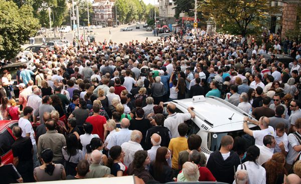 Coraz ostrzejsze protesty przeciw torturowaniu więźniów w Gruzji