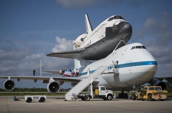 Wahadłowiec Endeavour w swej ostatniej podróży do muzeum