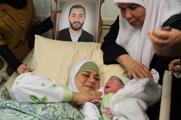 Palestyński więzień przemycił nasienie do swojej żony. Teraz urodziła mu syna