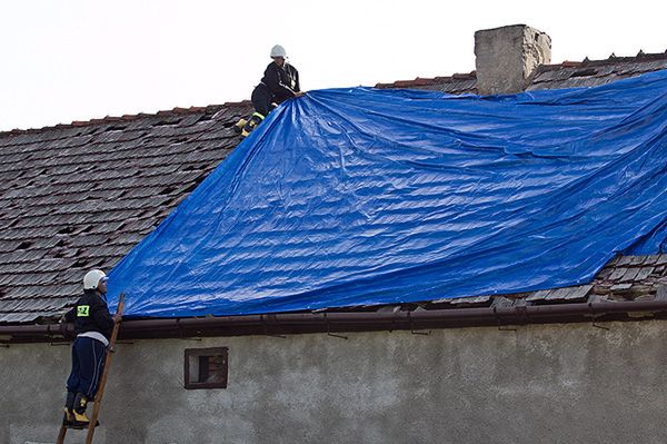 Śląsk: bryły lodu spadły na dachy domów i auta