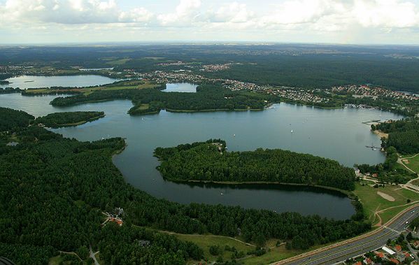 Zakaz kąpieli w jeziorze Krzywym z powodu sinic