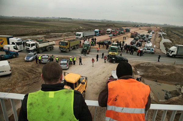 Grożą oszukanym przy budowie autostrad przedsiębiorcom, że zaleją ich betonem