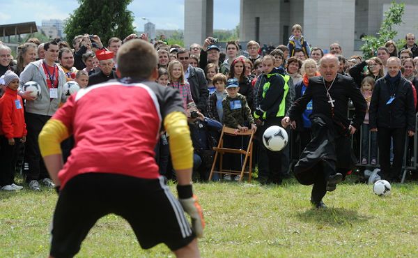 Piłkarski pojedynek: kard. Nycz strzelił gola reprezentantowi Polski