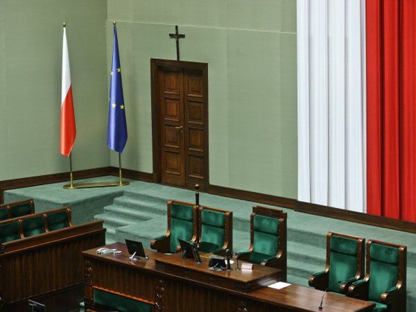 Rzecznik PiS: będziemy bronić krzyża, jego miejsce jest w sejmie