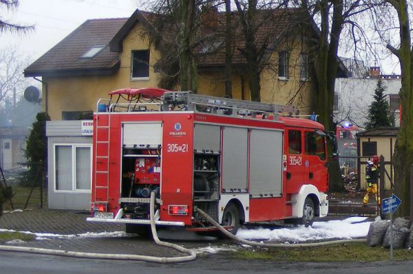 Wybuch i pożar na ul. Obornickiej w Poznaniu. Są ranni