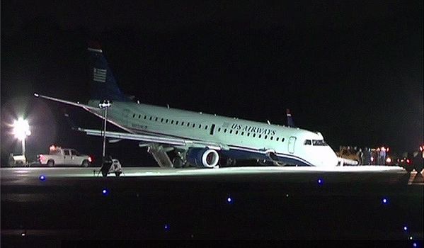 Samolot US Airways lądował awaryjnie bez przedniego podwozia