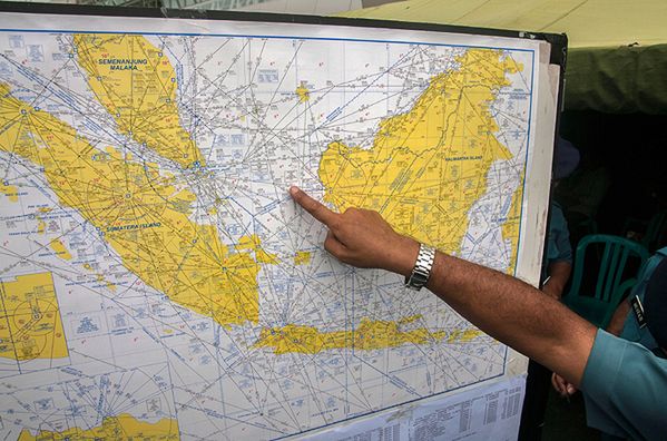 Ratownicy: zaginiony samolot AirAsia prawdopodobnie wpadł do morza. Eksplozja na pokładzie?