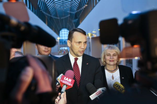 PiS: odtajnić dokumenty dotyczące podróży Radosława Sikorskiego