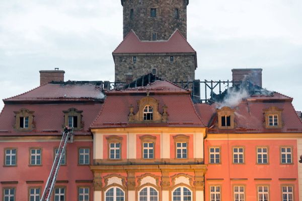 Pożar zamku Książ. Zatrzymano dwóch pracowników firmy remontowej, usłyszeli zarzuty