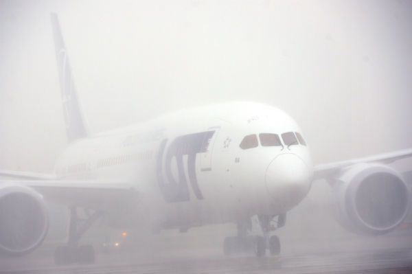 Mgła sparaliżowała rano warszawskie lotnisko