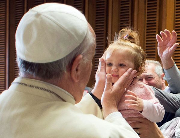 Papież: styl życia kapłanów i wiernych musi być skromny i nienaganny