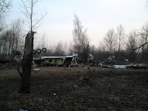 Śledczy zbierają fragmenty Tu-154M przywiezione do Polski