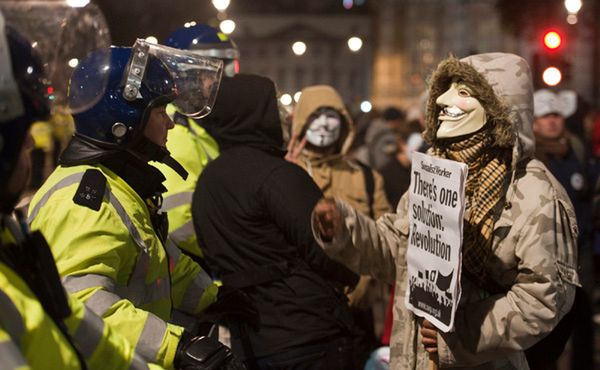 Londyn: starcia policji z Anonymous w pobliżu Pałacu Buckingham