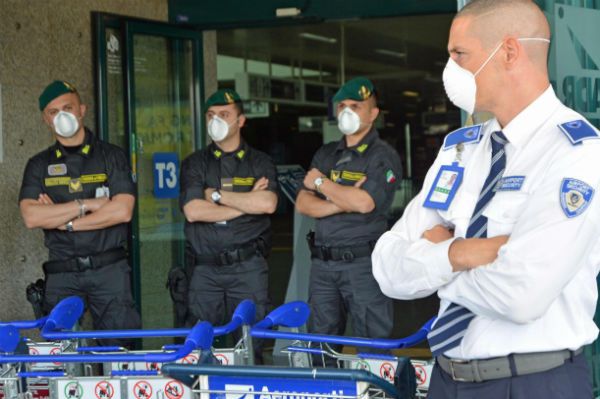 W terminalu lotniska Fiumicino w Rzymie obsługa w maseczkach