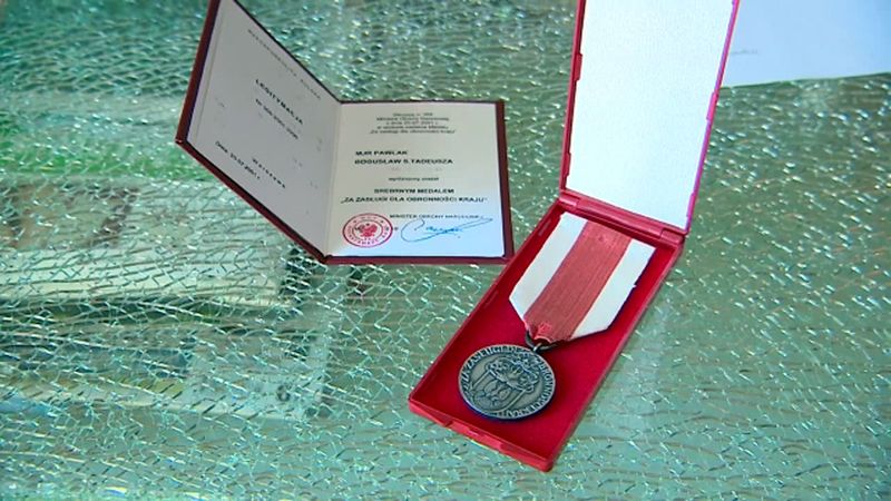 Major odsyła medal do MON w proteście przeciwko odznaczeniu Bartłomieja Misiewicza