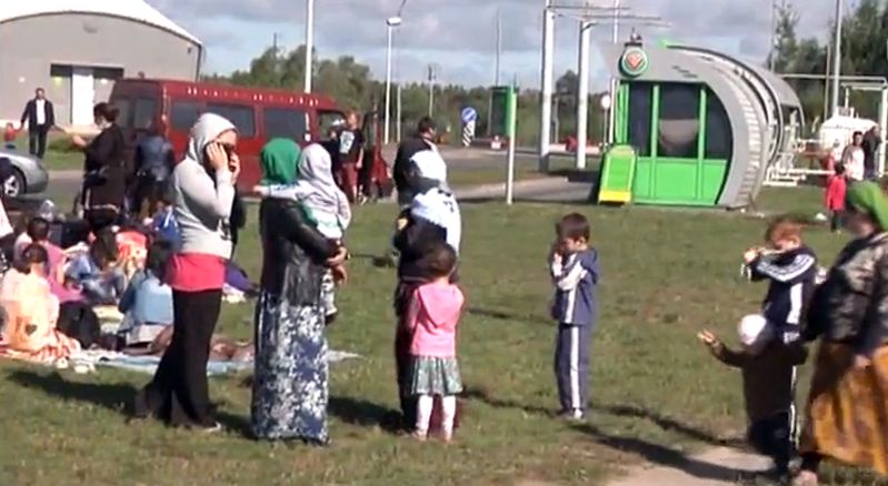 Setki uchodźców koczują na polskiej granicy. "Wpuście nas"